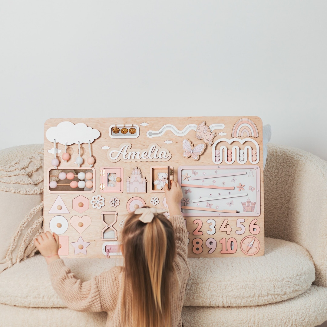 Tablero ocupado, Nombre Puzzle Bebé, Juguete Montessori para niños  pequeños, Decoración de guardería en la jungla, Letras y números de madera,  Regalo de Pascua para niños -  España