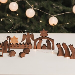 Adventskalender met ster. Kerststal. Aftellen tot Kerstmis. Kerstcadeaus. Feestelijke decoratie. Houten ornamenten. afbeelding 9