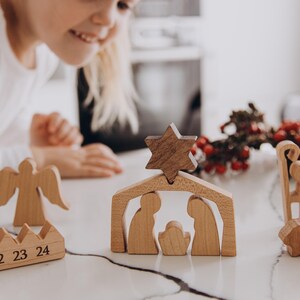 Adventskalender met ster. Kerststal. Aftellen tot Kerstmis. Kerstcadeaus. Feestelijke decoratie. Houten ornamenten. afbeelding 11