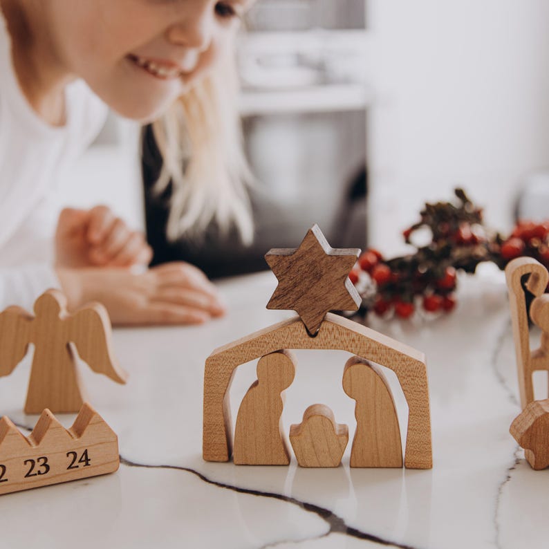 Adventskalender met ster. Kerststal. Aftellen tot Kerstmis. Kerstcadeaus. Feestelijke decoratie. Houten ornamenten. afbeelding 11