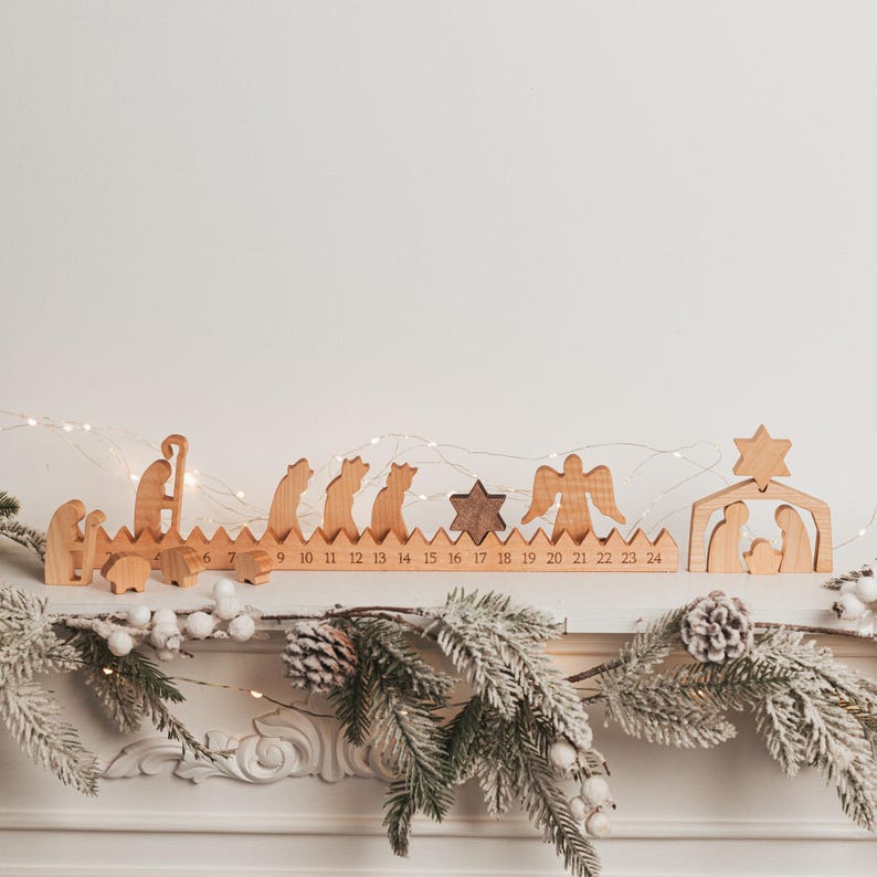 Pu&ograve; includere: Un calendario dell'avvento in legno con una base lunga che presenta i numeri da 1 a 24 incisi lungo il bordo. Il set include varie figure in legno intagliato che rappresentano una scena della nativit&agrave;, tra cui persone, animali, un angelo e una stella.