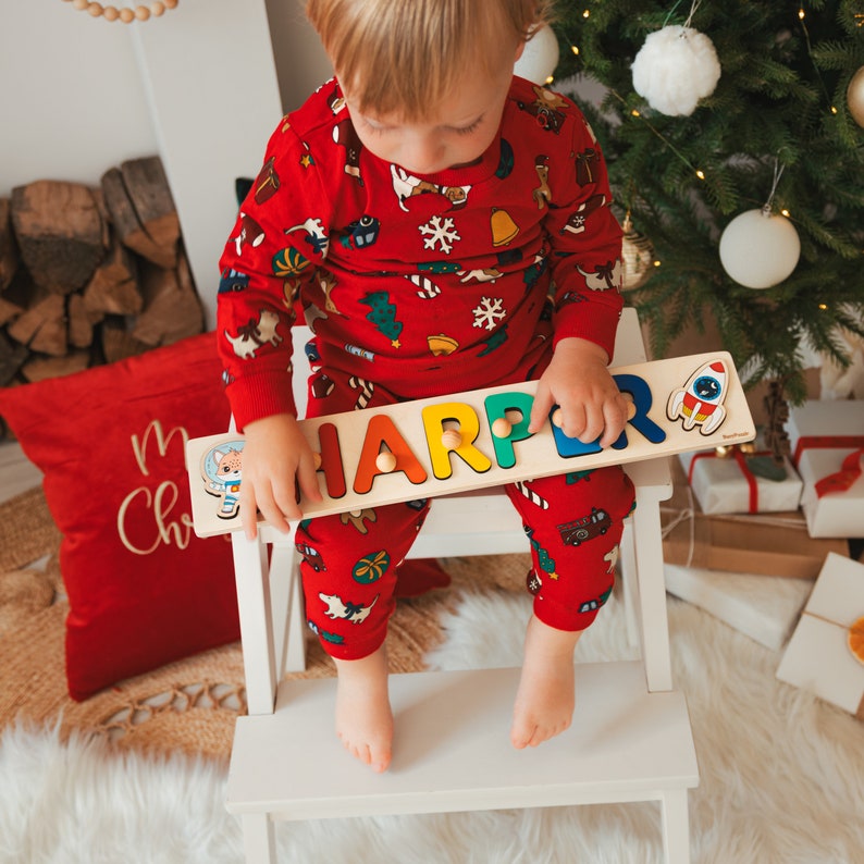 Schlichtes Namenspuzzle. Baby Junge Weihnachtsgeschenk. Montessori Spielzeug 1 Jahr alt. Hölzernes Sensorisches Spielzeug. Babyparty. Taufgeschenk. Kinderzimmer Namensschild. Bild 3