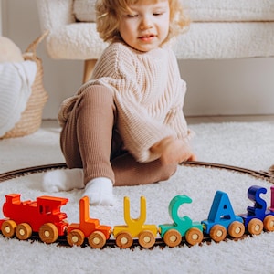 Tren con nombre y letras. Tren personalizado. Tren de colores con nombre. Vagones de madera con letras. Tren de juguete. Regalos de trenes.