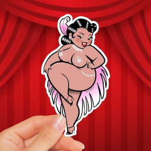 Op de afbeelding: Een sticker met een cartoonillustratie van een vrouw in een burlesque pose. Ze heeft donker haar, een parelketting en een roze veer. De vrouw draagt een roze rok en hoge hakken. De achtergrond is een rood gordijn.