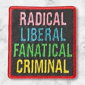 Op de afbeelding: Vierkante zwarte patch met een rode gestikte rand. De patch toont de woorden "RADICAL", "LIBERAL", "FANATICAL" en "CRIMINAL" in roze, blauwe, groene en gele geborduurde letters.