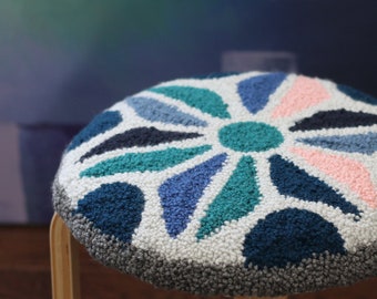 Round cushion - 13.75" D Pattern, Punch needle, Rug hooking, Envelope pillow