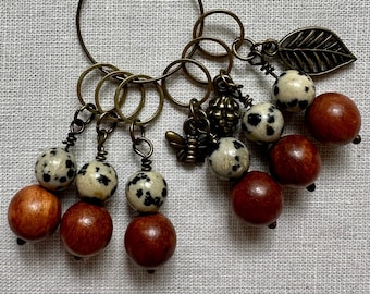 Ensemble de marqueurs de point en jaspe dalmatien + perles en bois avec breloques - articles de tricot - lot de 6 - cadeau pour tricoteuse