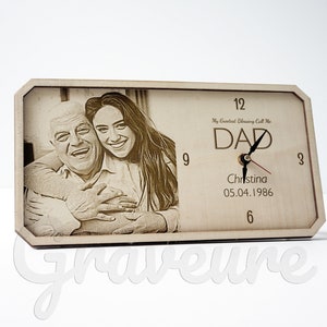 Reloj de mesa papá regalo del día de San Valentín para el padre regalo personalizado para papá madera quemada arte personalizado foto en el reloj de madera personalizado imagen 2