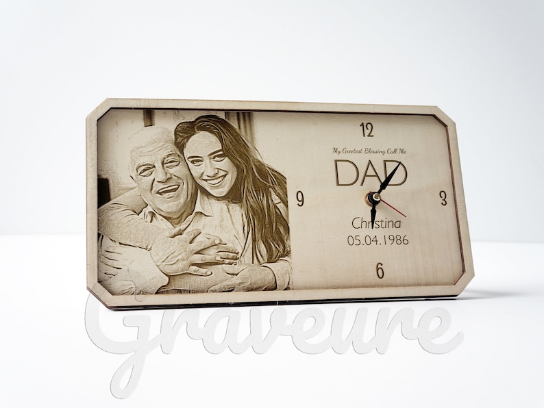 Reloj de mesa papá regalo del día de San Valentín para el padre regalo personalizado para papá madera quemada arte personalizado foto en el reloj de madera personalizado imagen 2