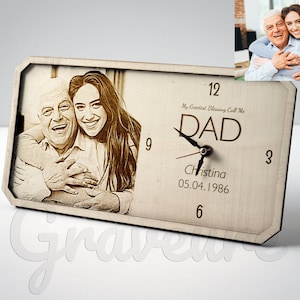 Reloj de mesa papá regalo del día de San Valentín para el padre regalo personalizado para papá madera quemada arte personalizado foto en el reloj de madera personalizado imagen 1