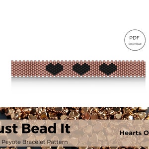 Può includere: Uno schema per braccialetto a punto peyote con tre cuori neri su sfondo oro rosa. Lo schema è intitolato "Hearts of Gold" ed è disponibile per il download in PDF. Il testo "Just Bead It" è visualizzato sotto lo schema.
