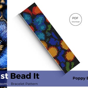 Puede incluir: Un patrón de pulsera de cuentas coloridas con un diseño de amapola con cuentas azules, rojas, amarillas y verdes. El patrón se llama "Poppy Blues" y está disponible para descargar en PDF. También se puede ver el texto "Just Bead It" y "Loom Bracelet Pattern".