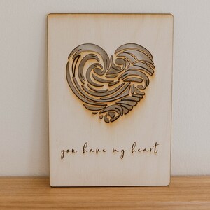 Puede incluir: Un letrero de madera con un dise&ntilde;o de coraz&oacute;n decorativo y el texto "you have my heart".