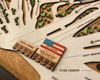 Grabado personalizado o añadido a un mapa de esquí de madera