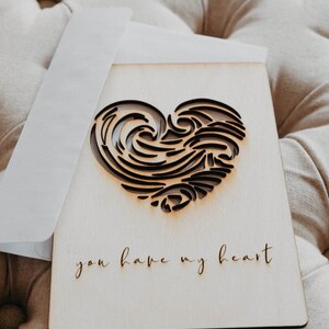 Puede incluir: Una tarjeta de madera con un dise&ntilde;o de coraz&oacute;n recortado y el texto "you have my heart". El coraz&oacute;n est&aacute; intrincadamente dise&ntilde;ado con l&iacute;neas en espiral.