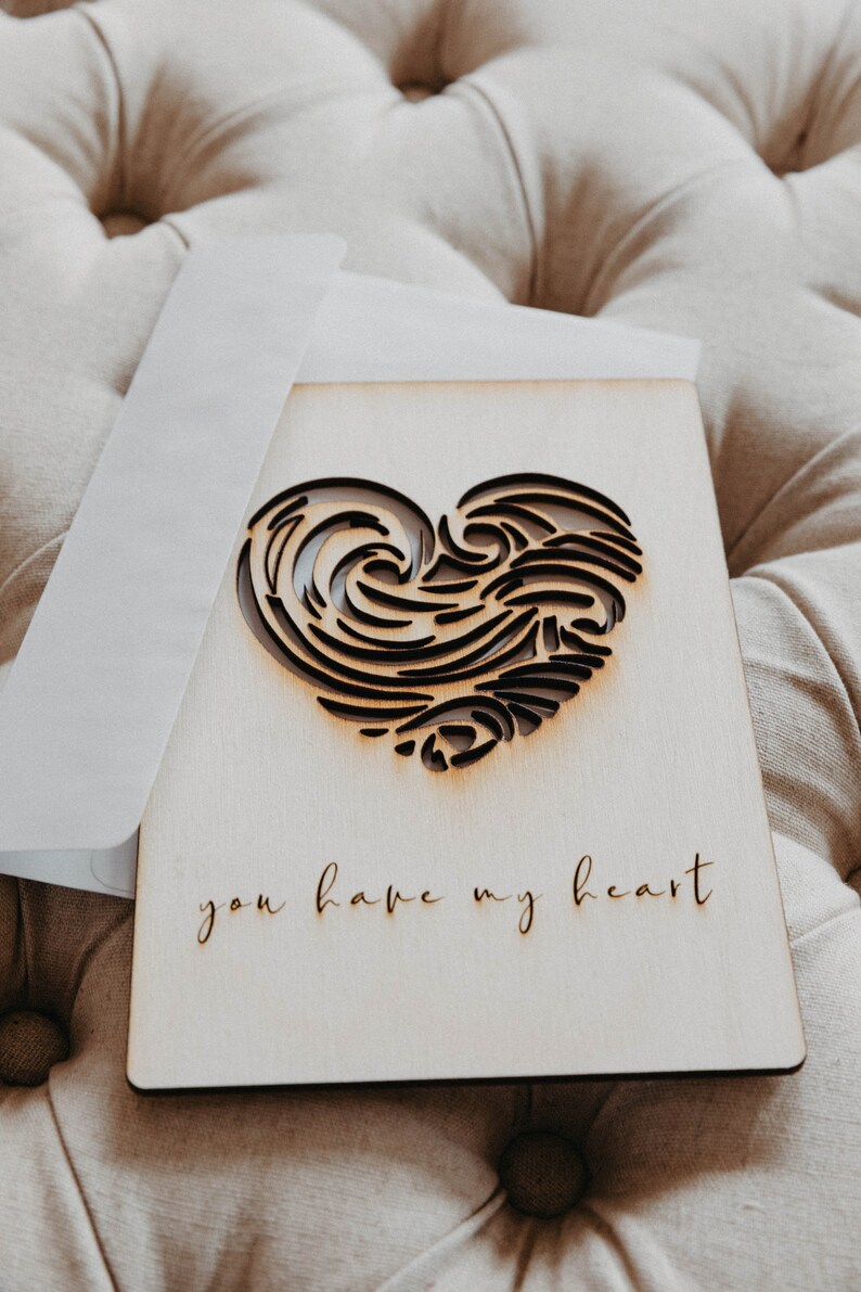 Puede incluir: Una tarjeta de madera con un dise&ntilde;o de coraz&oacute;n recortado y el texto "you have my heart". El coraz&oacute;n est&aacute; intrincadamente dise&ntilde;ado con l&iacute;neas en espiral.
