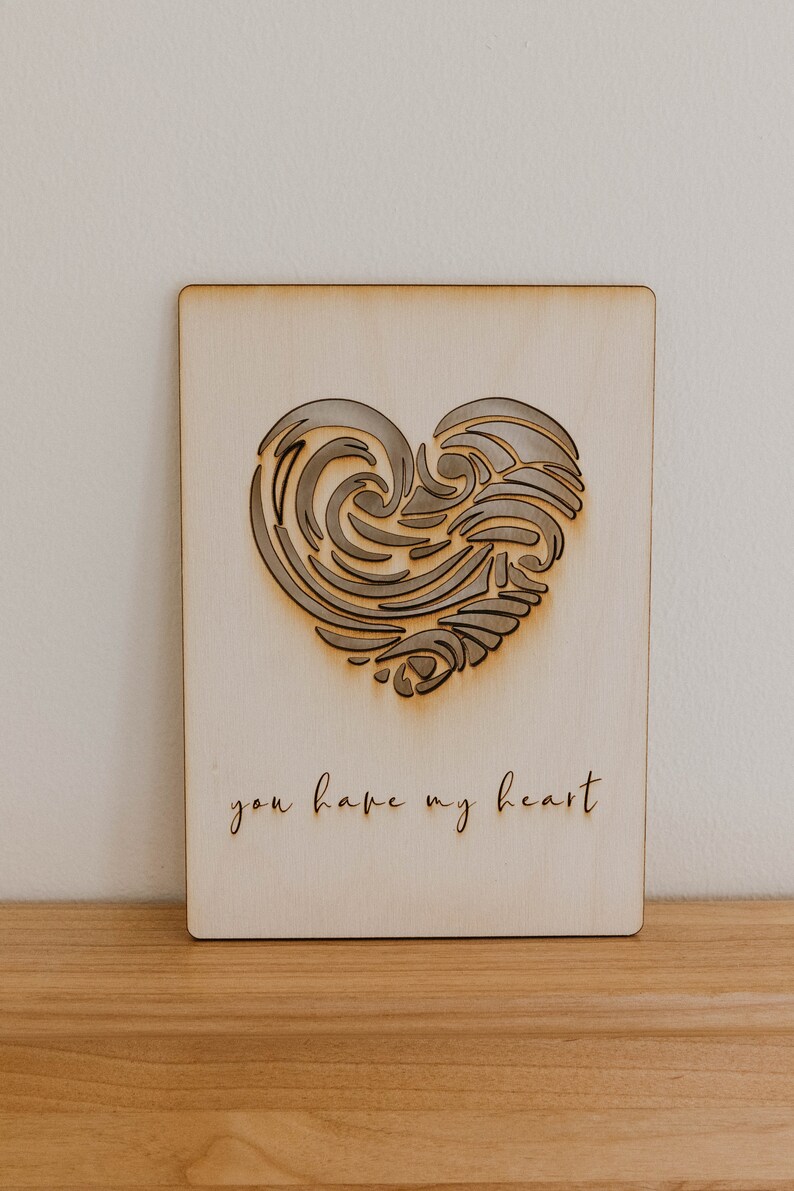 Puede incluir: Un letrero de madera con un dise&ntilde;o de coraz&oacute;n decorativo y el texto "you have my heart".