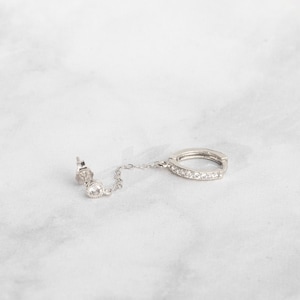 Conjunto de pendientes para doble perforación, regalo de pendientes para doble perforación, pendientes dobles de circonita cúbica con cadena delicada conectada, aros pequeños de diamantes, pendientes de dos agujeros