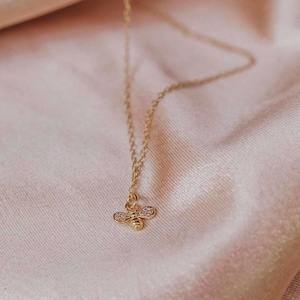 Collier abeille, collier à breloques rempli d&#39;or 14 carats, collier pendentif abeille diamant délicat, cadeau pour meilleure amie, collier abeille CZ minimaliste de tous les jours