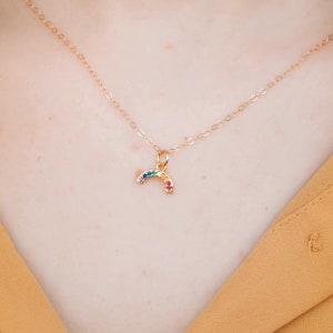 Regenbogen Pride Halskette, LGBTQ Halskette, kleine Anhänger Halskette, zierliche Gold Halskette, Chakra Halskette, zarte Halskette