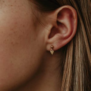 Petites pointes d'oreilles, boucles d'oreilles pendantes dorées, clou d'oreille avec breloque, mini boucle d'oreille pendante, boucle d'oreille avec breloque minimaliste, clou délicat pour maman