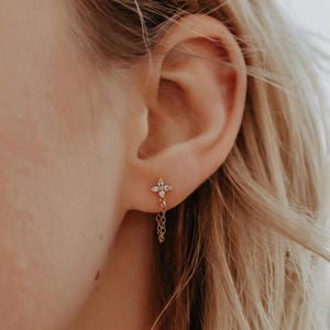 CZ Ketten Ohrringe, Blumen Ketten Ohrringe, CZ Blumen Ohrstecker, Baumeln Kette Ohrring, Kette Schleifen Ohrringe, kleine Blumen Ohrstecker