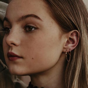 ダブルピアスイヤリング、ダブルチェーンハギー、ダブルフープイヤリング、ゴールドフィルドチェーンイヤリング、ダブルフープ、ハンドカフフープ、コネクテッド