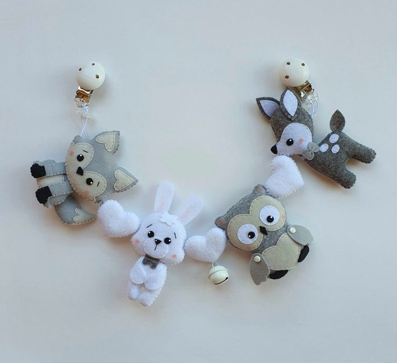 Погремушки на кроватку. Погремушка растяжка. Игрушка растяжка на коляску. Гирлянда на коляску соваэы. Растяжка на коляску для новорожденных.