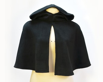Schwarzes Fleece Cape, Cape mit Kapuze. Kurzer Umhang Mantel