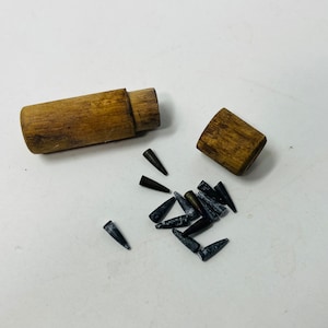 Vintage wooden cylindrical box with 14 pieces of lead for mechanical or drafting pencil or compass