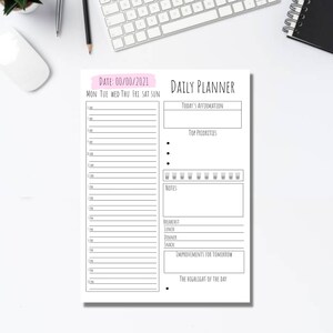 以下が含まれることがあります： ピンク色の日付ヘッダーと「Daily Planner」のテキストが入った白いデイリープランナー。アファメーション、優先事項、メモ、食事計画のセクションが含まれています。レイアウトはシンプルで整理されています。