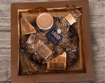 Arte en miniatura con botellas rotas