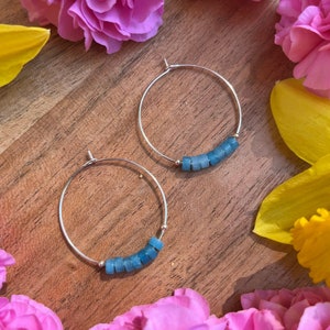 Orecchini a cerchio di giada blu • Orecchini a cerchio d&#39;argento • Cerchi di cristallo • Orecchini minimalisti • Cerchi leggeri • Semplici cerchi blu per la fidanzata