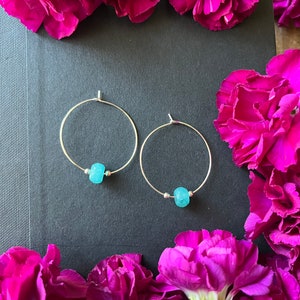 Orecchini a cerchio di giada blu • Orecchini a cerchio d&#39;argento • Cerchi di cristallo blu • Orecchini leggeri