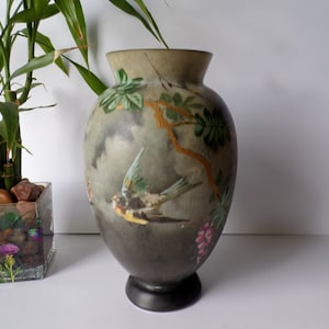 OFERTA. OFERTA Precioso jarrón de vidrio opalino pintado a mano de 12 pies de BACCARAT Japonisme, Francia
