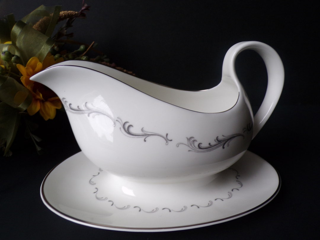 Vintage Royal Doulton Fine Bone China H4947 Gravy Boat With