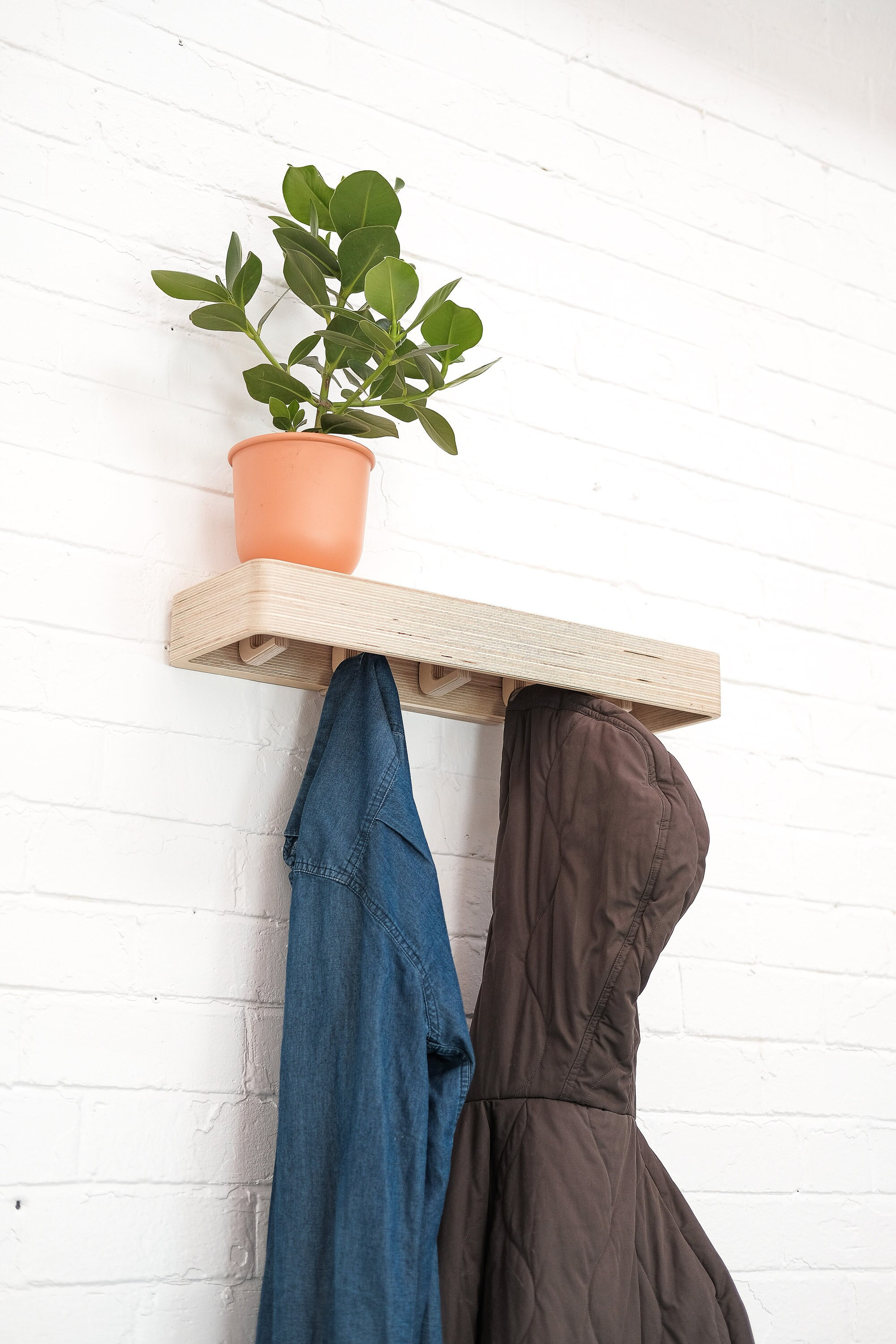 Chop Shop Shook - Une Étagère De Couloir, Une Patère Et Un Plateau À Clés Flottant. Cintre Au Design Minimaliste Pour Votre Entrée