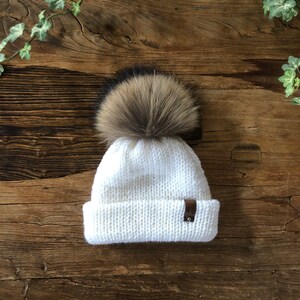 Chapéu de bebê com aba e pele Pom Pom