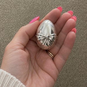 Italienskt 970 fint silverägg med rosettfigur presentprydnad
