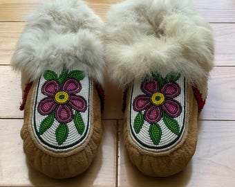 Authentic Indigenous Floral Beaded Moccasins Suede Fur Trim Floral Slippers, Sz 6
