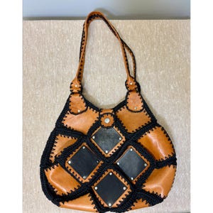 Sac à bandoulière vintage bohème années 70 en cuir patchwork crocheté, orné de strass.