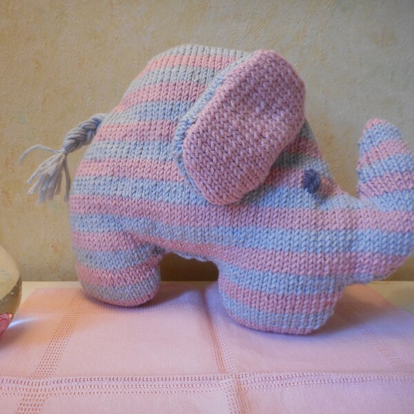 Doudou éléphant rose et gris en laine tricoté main pour bébé