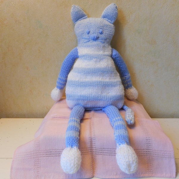 Doudou chat bleu tricoté en laine pour bébé  jouet bébé fait main