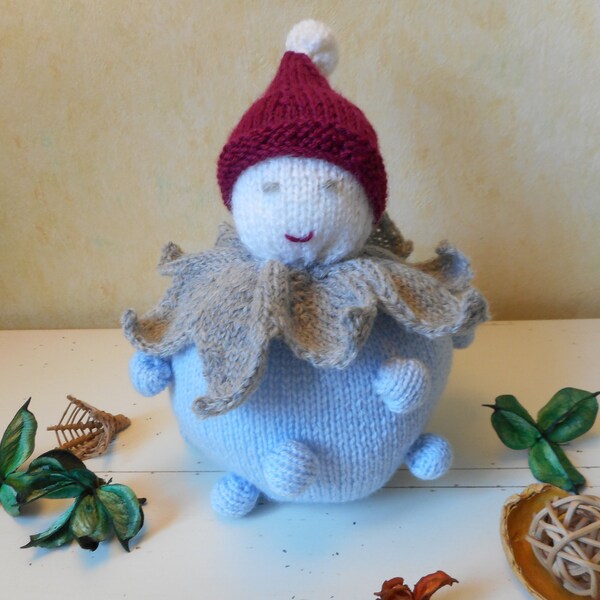 Boule en tricot ou Boulie le lutin doudou bleu tricoté en laine fait main