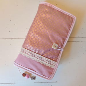 Copertina per libro tascabile in tessuto rosa 11 cm x 18 cm, cucito a mano