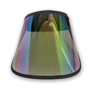May include: A clear visor with a black trim. The visor has an iridescent, rainbow-like sheen, reflecting colours of green, blue, and yellow. The visor is designed to shield the eyes from the sun.