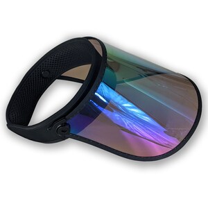 May include: A black visor with a clear, iridescent shield. The visor features a mesh lining and an adjustable strap. The shield has a colour gradient from blue to purple and green, providing sun protection and a stylish appearance.