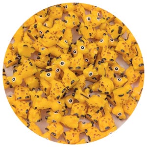 Pode incluir: Um grande grupo de pequenas figuras de girafa de plástico amarelo. As girafas têm manchas pretas e olhos pretos.