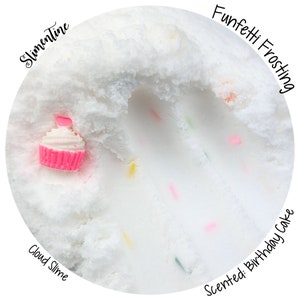 Pode incluir: Slime branco em forma de nuvem com granulado e um amuleto de cupcake rosa. Funfetti Frosting Aroma: Bolo de aniversário.