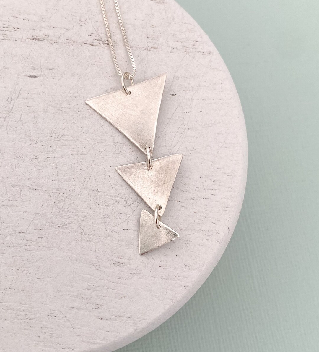 Triangular Collars Collar triangular triángulos graduados triángulo de plata - Etsy España